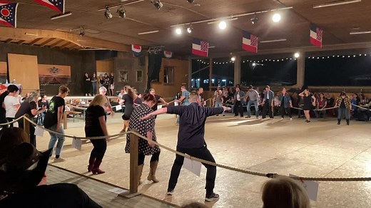 Was für eine coole Performance des ganzen Staff-Teams des Internationalen Line Dance Weekends in Pullman City Eging! Chapeau ! | Living Line Dance