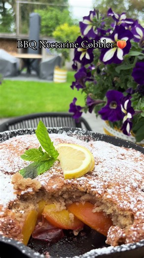 BBQ Nectarine Cobbler 🍑🔥 Warme nectarine, een zacht cakeachtig laagje en een vleugje kaneel 🤤 Dit is echt zo’n dessert dat je rechtstreeks uit de skillet wilt eten. ⸻ 👉 Ingrediënten Voor de vulling: • 8-10 rijpe nectarines • 75 g suiker • 1½ tl maïzena • ½ tl kaneelpoeder • Sap van ¼ citroen Voor het deeg: • 150 g bloem • 60 g suiker • 1½ tl bakpoeder • ¼ tl zout • 75 g koude roomboter • 125 ml melk Verder nodig: • 2 el suiker • ¼ tl kaneel • Poedersuiker ⸻ 👉 Zo maak je het Verwarm je BBQ t