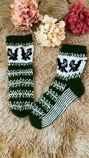 Metsojen Laulu sukat 🌺 Ohje löytyy www.napertelytoita.fi #neulonta #neuleohje #neuloosi #neuloosi #neulominen #knit #knitpattern