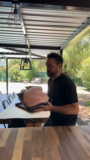 Pata de cerdo de 10 kg para juntarse a comer muy ¡suculento! MIRÁ LO QUE ES ESTOOO 🔥🔥🔥 ¿Al plato o en sandwichitos? Ingredientes: Una pata de cerdo de 10kg Para la salmuera condimentada: 1 litro de agua 1 cucharada de ají triturado 1 cucharada de orégano 1 cucharada de granos de pimienta 3 hojas de laurel Unas ramitas de romero Unas ramitas de tomillo 2 cucharadas de pimentón 5 dientes de ajo 5 cucharadas de sal Tapar con papel aluminio y cocinar tres horas en horno a temperatura media (180°C