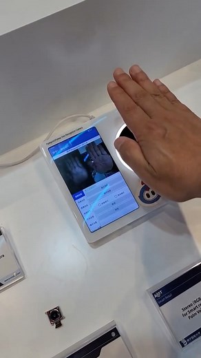 Nie potrzebujesz już karty. Wystarczy… dłoń. 🖐💳 Na China-CEEC Expo pokazano system płatności i dostępu, który rozpoznaje linie papilarne dłoni. Zero PIN-u, zero telefonu – tylko Ty i czujnik. Zobacz, jak wygląda przyszłość autoryzacji w praktyce! #PłatnośćDłonią #Biometria #TechZChin #FuturePayments #BezKarty #AIiBezpieczeństwo #SmartAccess | Szhakal