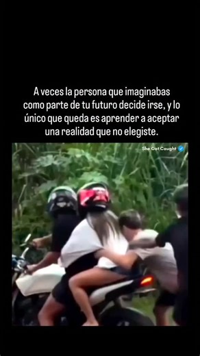 Psicología_Psicoterapia on Instagram: "Es difícil asumir que esa persona a la que tanto quisiste, a la que en algún momento sentiste como parte de ti, casi como una hermana gemela del alma, un día decide irse con alguien más. No solo se va la relación, se rompe una idea compartida, una historia que parecía tener sentido solo porque ambos la sostenían. El golpe no es únicamente amoroso, también es identitario, duele aceptar que quien fue refugio y espejo ya no elige caminar contigo. Pero por más