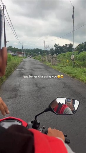 ini_erni_𓍢ִ🌷͙֒✧˚🎀 on Instagram: "Sesuai yang aku bilang di live kemaren, hari ini aku ketemu sama zakii buat ngebahas alasan kita asing di publish tidaa. Setelah beberapa kali aku singgung di beberapa vt tenyata aku sama zaki memutuskan untuk menprivat lebih detail kenapa bisa asing. Yang di vt cukup untuk memberikan kejelasan buat kaluan bub🤍🥹 hari ini sengaja banget ketemu sama dia pake bajuu organisasi karnaaa… mengingat dlu kita kenal gara gara organisasi ini, kita asing bukan yang lang