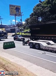 Curridabat, San José, ante el congestionamiento vehicular que se está presentando por el accidente al frente del BAC hacia San Pedro, un motociclista se paró a regular el tránsito a la espera de que llegue el oficial a atender el incidente. #WazeCR | Waze Costa Rica