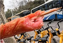 商家直播2小时连吃10根淀粉肠：没有骨泥！呼吁理性