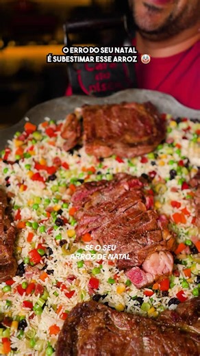 Patricio Carvalho on Instagram: "O erro do seu natal é subestimar esse arroz! Ela é perfeita para os apaixonados por churrasco! Ingredientes👇 1,5 KG de ancho Maturatta 1 kg de arroz cozido 200 g de bacon 200 g de calabresa 1 cebola picada 4 dentes de alho picados 1 cenoura cozida cortada em cubos 100 g de vagem cozida cortada em rodelas 1 pimentão vermelho cortado em cubos 100 g de azeitonas verdes sem sementes 1 lata de milho verde 100 g de ervilha fresca congelada 100g de uvas passas 3 colher