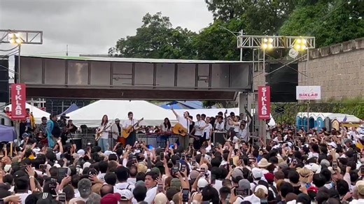 980K views · 58K reactions | WATCH: Indie folk-pop band Ben&Ben performs their hit song ‘Araw-Araw’ in protest of the alleged anomalies plaguing the government’s flood control projects. "Pilipinas, pipiliin ka sa araw-araw," the band sang. | via Faith Argosino, INQUIRER.net · Watch our special coverage here: https://inqnews.net/Anticorruptionrally · Follow our live updates at inqnews.net/liveprotestvscorruption | INQUIRER.net | Facebook