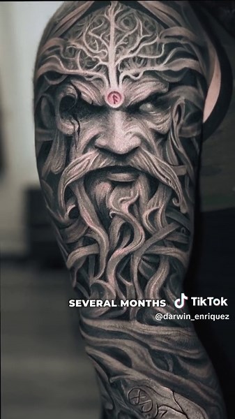 Increíble Tatuaje de Odín: Detalles Impresionantes