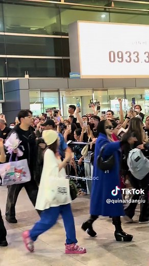 2NE1's Spectacular Comeback in Vietnam Concert