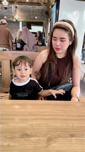 Sigemoy eating with Derel