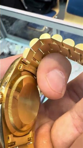 Абсолютна ікона. Золотий Rolex, який ніколи не виходить із моди.👉По всіх деталях в особисті