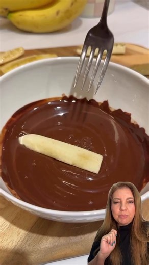 🍌 Palitinhos de Banana com Chocolate Zero arrependimentos com essa sobremesa simples e deliciosa 🤤🍫 Uma opção prática, saudável e perfeita para matar a vontade de doce sem complicação! Ingredientes • 1 banana (cortada em 8 palitinhos) • Chocolate meio amargo derretido • Sal em flocos (opcional, para finalizar) Modo de Preparo 1. Descasque a banana e corte ao meio. 2. Divida cada metade ao meio novamente até obter 8 palitinhos. 3. Mergulhe no chocolate derretido. 4. Leve ao congelador sobre pa