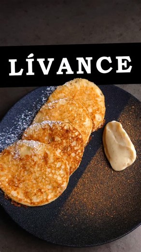 Recept na kynuté lívance 🥞 Suroviny: Lívance: - 700 ml plnotučného mléka - 400 g polohrubé mouky - 40 g cukru krupice na posyp - 20 g čerstvého droždí - 2 PL hnědého másla - 2 vejce - mletá skočice - sůl Mascarpone krém: - 250 g mascarpone - 1-2 PL medu - mletá skořice Postup: 1/ Mléko ohřejte, aby bylo vlažné. Do misky odlijte asi 100 ml. Přidejte 20 g cukru a droždí. Dobře rozmíchejte a na teplém místě nechte vzejít kvásek. Nemělo by to trvat déle než 10-15 minut. Pokud ani po 15 minutách kvá