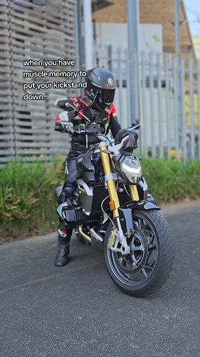 2023 BMW R1250R Review | Boxer Engine and S1000R Vibes