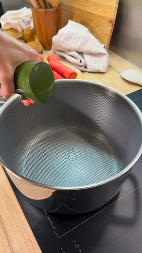 397 reactions · 16 comments | Une recette bien réconfortante avec l’hiver qui s’installe : la chicken soup  (façon one pot) Ultra simple, savoureuse et parfaite pour se réchauffer. Liste des courses : 1 oignon 3 petites pommes de terre 4 carottes 4 blancs de poireaux 4 blancs de poulet Persil plat frais 2 feuilles de laurier Crème fraîche Mozzarella ou fromage râpé Bouillon de volaille bio Sel Poivre #recettefacile #recettesimple #recettemaison | Monelle Godaert | Facebook