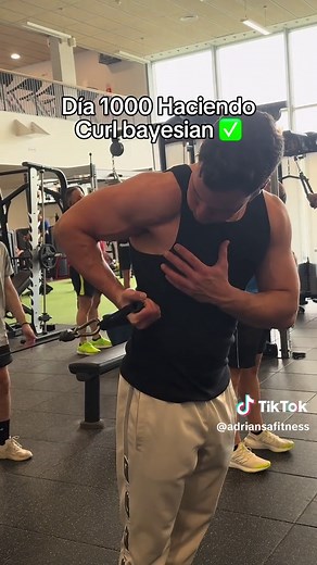 ¡Como Mejorar el Curl Bayesian en 5 segundos! 🔥💪👇🏻 El Curl Bayesian ha ganado popularidad en el entrenamiento de bíceps, pero es crucial ejecutarlo correctamente para sacarle todo el potencial. 🚨 Evita este error común: mover el húmero (brazo) hacia adelante en flexión de hombro, ya que esto reduce la activación del bíceps y puede anular el esfuerzo cuando la polea se alinea con tu antebrazo. ✅ Clave para un biceps poderoso: Mantén el codo detrás de tu cuerpo (en extensión de hombro) y enfó