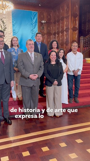 Once artistas guatemaltecos presentaron piezas únicas en las que grabaron nuestra historia y conmemoran los 80 años desde la Revolución de Octubre de 1944. 🧑🏽‍🎨 Mostrando nuestro talento y arte, Guatemala sale adelante. 🖼️ | Gobierno de Guatemala