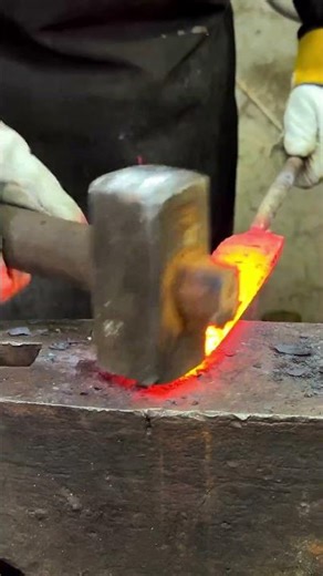 Forged Steel Dagger: Master Blacksmith's Process