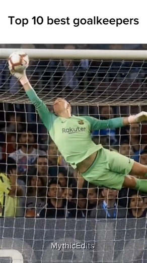 Top 10 Goalkeepers Of All Time 🤯🧤 #football #soccer #top10 #goalkeeper