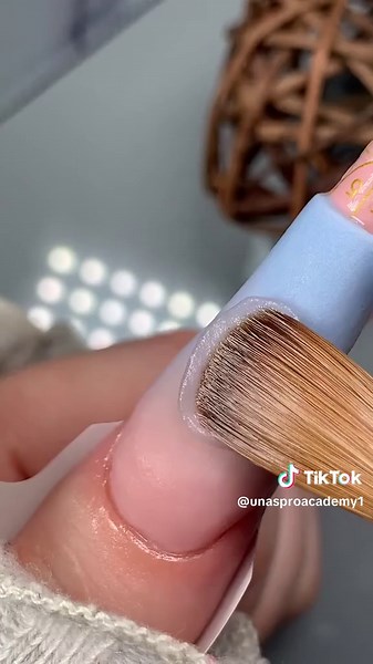 “¿Quieres aprender a hacer uñas como toda una profesional? 💖 Con más de 10 años de experiencia, te enseño paso a paso las mejores técnicas para que puedas crear diseños únicos, elegantes y duraderos. Este curso está pensado para mujeres y hombres entre 20 y 45 años que sueñan con emprender, generar ingresos extra o simplemente perfeccionar su pasión por el mundo de las uñas.##CursoDeUñas #UñasAcrílicas #NailArt #Emprendedoras #AprendeConmigo