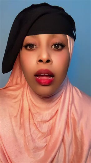 Ariana Turns Back for Aaron's Performance