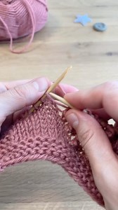 There are countless ways to knit a bobble, most of which follow a similar structure: begin with a double or multiple increase, knit a couple of rows over the newly created stitches and then make a double or multiple decrease to return to the initial stitch count. Here’s an example: kyok (knit, yo, knit into the same stitch), turn your work to have the wrong side facing you, p3, turn your work back again to have the right side facing you, CDD (centred double decrease). | Annaplexis