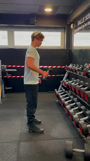 🤔CE DEBUTANT DE LA MUSCU QUI REFUSE QU'ON L'AIDE 😗 SNAP:👻ESYKS👻 #tiktok #pourtoi #fyp #fy #musculation #gym #fitness #easyk #easyklunik