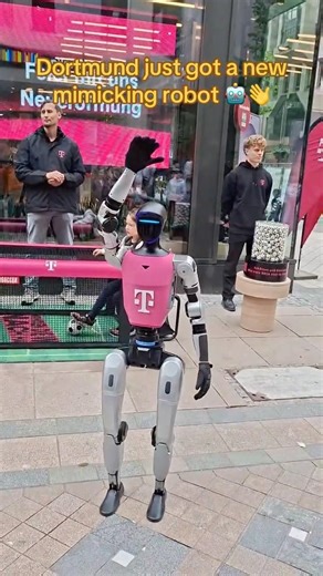 POV: You’re shopping in Dortmund and suddenly a robot starts copying your moves 🤖👋