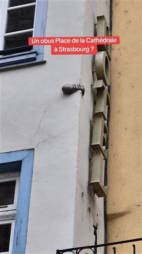 Obus de 1870 visible à Strasbourg sur l’Hôtel Cathédrale… +7 autres cachés en ville 👀
