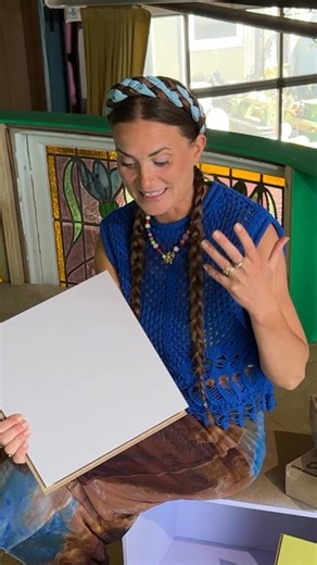 Med Marmoleum Click kan du nemt lægge et smukt og slidstærkt gulv helt uden lim eller specialværktøj 😄👌🏼 Se her hvordan Sif har forvandlet deres gamle krydsfinér-gulv til et nyt, farverigt og lækkert Marmoleum Click-gulv. | Garant.nu