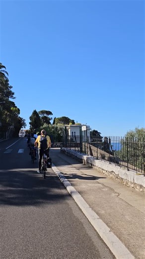 📍 Destinacija i termin Lokacija: Azurna obala (Francuska kratko Italija) Baza: Nica Termin: 15–22. septembar 2025. ✈️ Prevoz Polazak 15. septembra popodne letom iz Beograda za Nicu (low-cost kompanija). Povratak 22. septembra iz Nice za Beograd. Cena povratne karte trenutno: oko 120–130 €. 🏠 Smeštaj Apartmani u Nici. Organizovani po četvoro u apartmanu (radi povoljnijih cena). Cena: oko 30 € po noći po osobi → ukupno oko 210 € za 7 noći. 🚴‍♂️ Bicikli Najam E-bike za 5 dana (sa osnovnim osigur