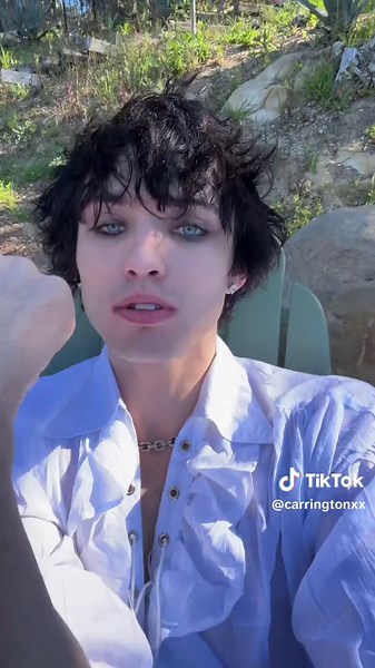 carrington (@carringtonxx)’s video of kitty and carrington