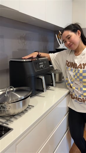 Adelynn Minnee on Instagram: "✨ 3 meals. 1 day. ALL in the @ninjakitchenau Foodi MAX XXXL Dual Zone Air Fryer. ✨ From crispy breakfasts 🥔, nourishing lunches 🥦, to family-favourite dinners 🍗 — this air fryer does it all. 💡 Why it’s a game changer: ✔️ DualZone Technology – cook 2 foods, 2 ways, and have them finish at the same time. ✔️ XXXL 9.5L capacity – perfect for mains + sides or big family meals. ✔️ 6 cooking functions – Air Fry, Roast, Bake, Reheat, Dehydrate & Max Crisp. ✔️ Frozen to 