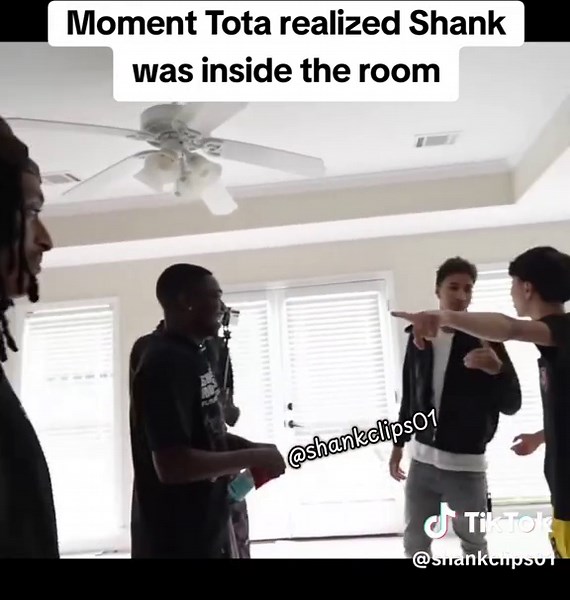 Agent laughing at his jean #shankcomics #fyp