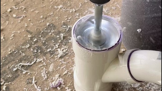 美国水电工安装pvc下水管，用带色的液体生料带粘接安装方式。