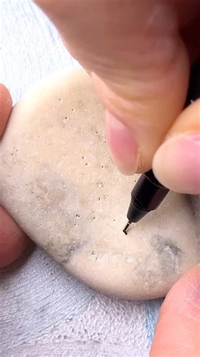 Somehow I draw Inktober at night, I definitely need to improve myself. Today I chose #Armi_pattern, an easy star with embellishments. Coloring work is uploaded for subscribers 🤗 My 156 patterns are all organized in one e-book, available on Etsy. Comment “ebook” and I’ll send you the link in DM 🤗 ✨💙✨#tanglepattern #zenart #paintedrocks #inktober2025 #pattern_by_alena UniPin fineliners, POSCA oil pencils, KARIN RealBrush white pen, UniBall Signo golden gel pen, spray varnish. | Alena Light draw