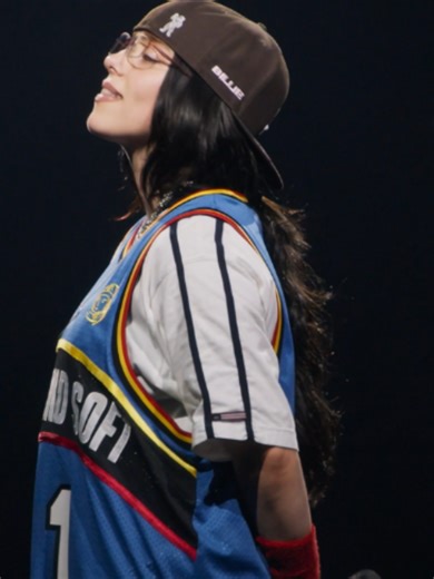 Un avant-goût du film 💙 Billie Eilish sort le titre inédit « INTRO (HIT ME HARD AND SOFT TOUR) » ! 🎶 #BillieEilishLeFilm au cinéma exclusivement les 7 et 10 mai.