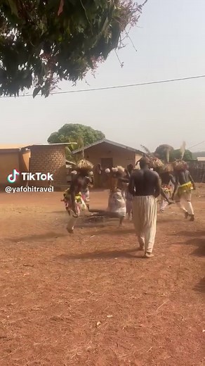 Destination Côte d’Ivoire 🌍🇨🇮 A la découverte de la danse N’goron La danse Ngoron est l’un des plus beaux trésors culturels du peuple Sénoufo. Héritée des ancêtres, elle se transmet de génération en génération, avec une forte charge traditionnelle et initiatique. Elle marque la fin du rite du Poro, lorsque les jeunes garçons sortent du bois sacré. Dans ce cadre, ce sont de jeunes filles encore vierges qui exécutent cette danse, considérées comme les compagnes des initiés. Au-delà d’une simple