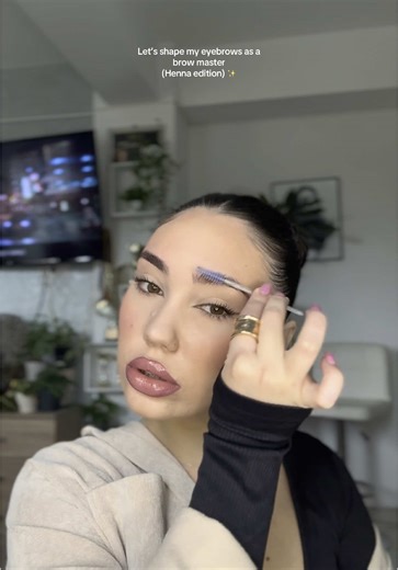 Transforming Eyebrows with Henna: Brow Master in Action