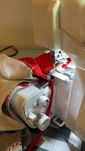 #nestingseams 🧵✂️🪡 #serger #sew #sewing #knits #knit #seams #sewingtutorial #learntosew #beginnersewing #sergertips #babylock #sewfyp #howto #create