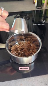 Øllebrød er en klassiker fra den danske grødtradition 🇩🇰 Her serveret med jordbær og flødeskum. En dejlig mættende start på dagen - eller som en dessert - du bestemmer😋 Jeg koger grøden med det samme - men du kan godt lade rugbrødet stå og bløde op i 10-15 minutter eller natten over. Retten følger model 2️⃣ af den vegetariske Sense-spisekassemodel her: Model 1️⃣ HF1: Grøntsager HF2: Grøntsager og/eller frugt HF3: Bælgfrugter, æg eller mager ost HF4: Stivelsesprodukter Fedt: 1-3 spiseskefulde 