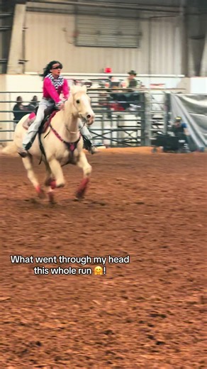When your literally blinded you just trust the horse knows it’s job😂! Before I get those comments I always always tie my hair back, but when I have a hat I don’t need to cause it stays out the way! Well the hat had other plans 🤦🏻‍♀️
