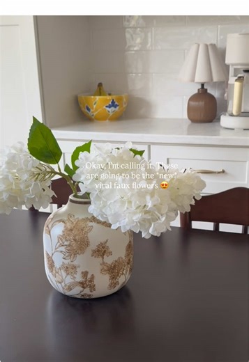 These Amazon faux hydrangeas are so beautiful! They are the most realistic I have found. You can shop by clicking the link in my bio! 🤍 #fauxflorals #spring #springtok #fyp #amazon