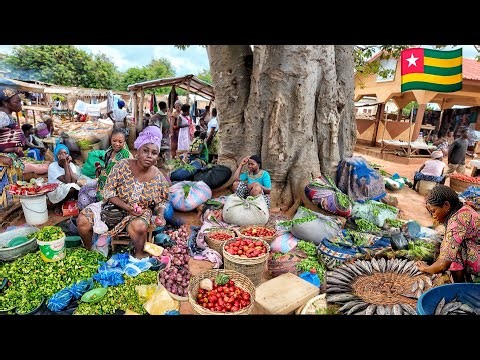 VILLAGE MARKET DAY IN ASSAHOUN TOGO WEST AFRICA. CHEAPEST FRESH FOOD MAKE IN TOGO