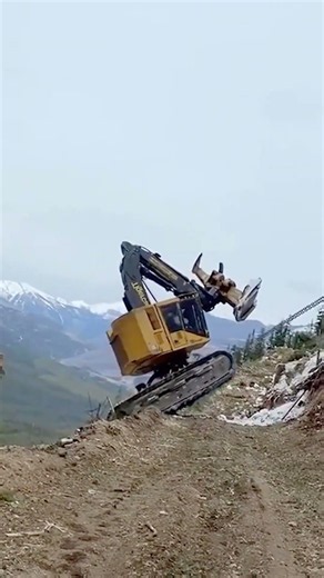 How This Cable System Keeps a Massive Excavator From Sliding Down #engineering #construction