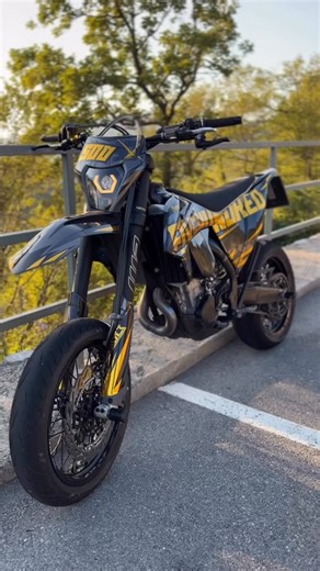 TOBI | SUPERMOTO⚡️ on Instagram: "@movetronix headlight looks 😈 @movetronix products👇🏻*Code -> TOBI10 • MotoMaster Brakes • SeatGlow Rog Seatlight • HexBeam 4.0 Rgb Headlight • Seat Cover Onegripper • MoveTag GPS Tracker (available in 11 colors) • Alarm Disc Lock (110db Alarm) • Passenger Footpegs (available in 4 colors) • Fork guards FaktoryFork • Wheelie Beam *Advertisement #supermoto #ktm #exc500 #motorcycle #4stroke"