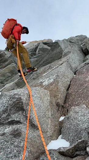 Rappelling in high-alpine terrain is fast and safe – as long as you follow these rules: • Solid belay anchor: at least 2 bolts / pitons with a properly equalized anchor (V-rig / sliding-X) • On rock horns: always check sling qualities and replace if needed • Add a maillon rapide for smooth rope retrieval • Backup (when needed): prusik – especially when there is rockfall hazard • Tie knots in both rope ends • Lower the first two climbers so both rope ends reach the next anchor safely • Last perso