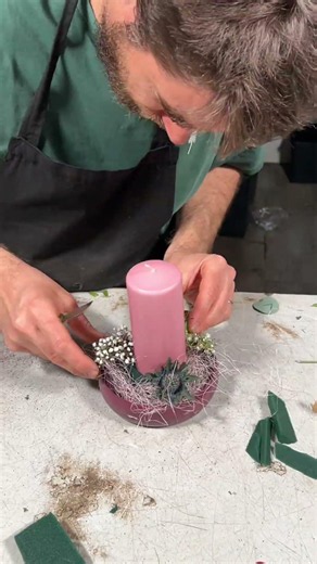 Kleines Blumengesteck mit einer Kerze #diy #blumen #florist #dekor #sommer #floral #floristik