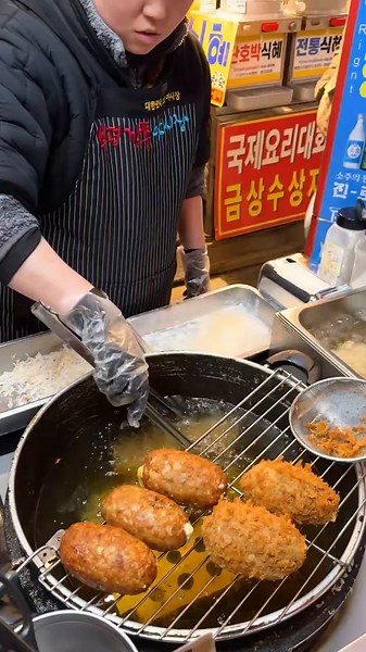 고인돌 치즈 떡갈비튀김: 길거리 음식의 매력