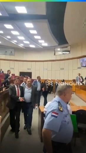 Un nuevo papelón en el Congreso 😬 🗣️ “¡Sos un gran ladrón! ¡Sos un gran badulaque!”, le gritó el senador Carlos Núñez al ministro del Interior Enrique Riera. 👀 Así culminó hoy la reunión de la Comisión de Asuntos Constitucionales de la Cámara de Senadores, a la que fueron convocados el ministro y el comandante de la Policía. La cita giró en torno a los pedidos de ascenso de varios agentes cuestionados y al reclamo de algunos senadores de excluir de la lista al Comisario Principal César Pérez.